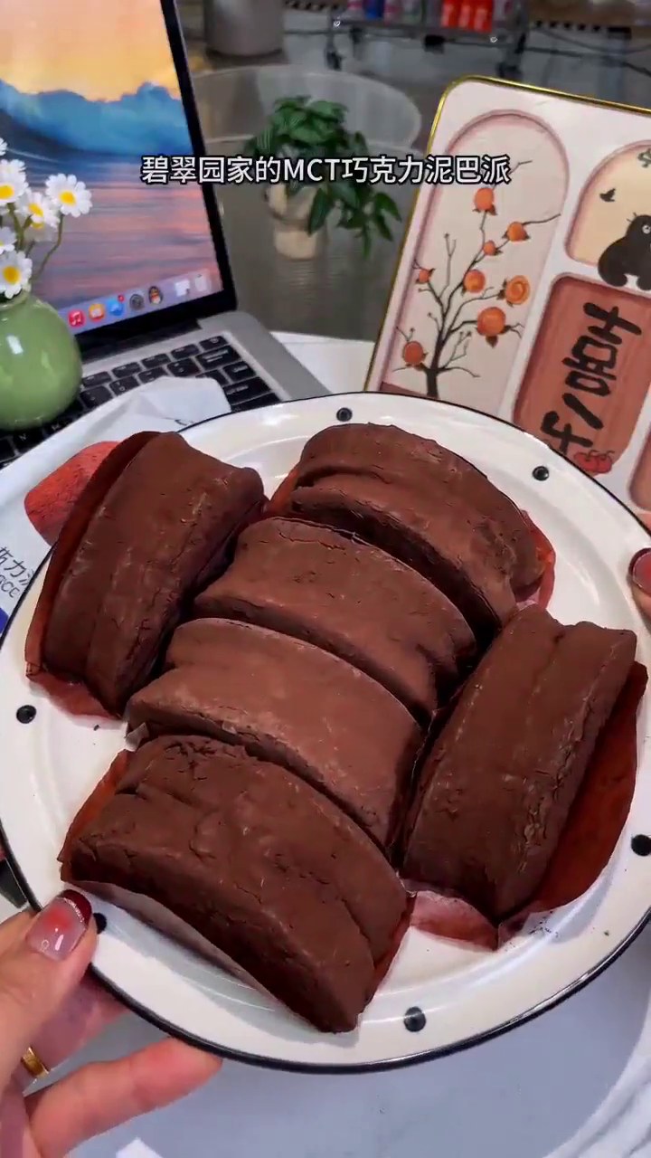 多口味巧克力派陳列在盤中的商品畫面