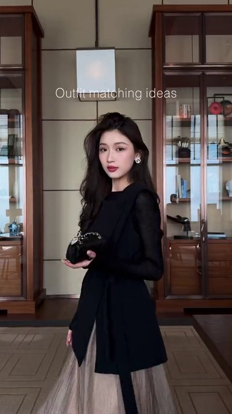 女性展示都會通勤黑色套裝
